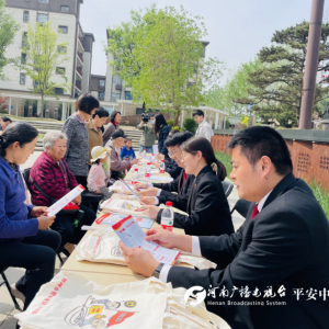 “法护钱袋防风险 官入基层筑平安”郑州管城法院开展防非宣传与“三官一员”进站活动
