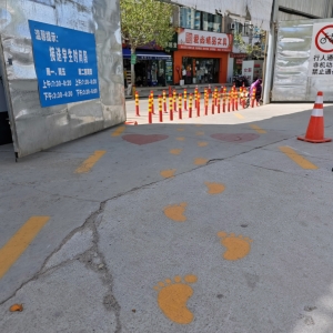 郑州交警创新护学模式闲置场地变身"护学停车场"