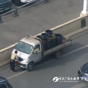 货车上高架毛巾挡号牌 “ 聪明”司机被查处