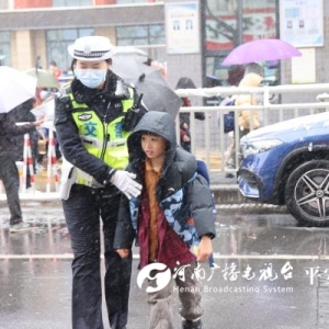 春降瑞雪 郑州交警提醒减速慢行