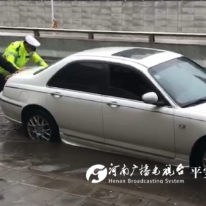 郑州交警多举措应对暴雨来袭 确保道路出行安全