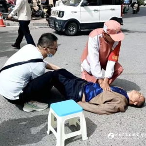“黄金5分钟”救援 新蔡县人民医院保洁大叔跪地CPR挽回生命