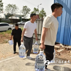 锶泉护航 驭梦前行 鹿蹄山天然饮用水慰问洛阳残疾人驾校