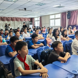 郑州交警深入河南省实验学校外国语小学开展交通安全宣传教育活动