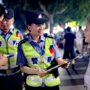 标题：郑州金水公安守护城市“夜经济”