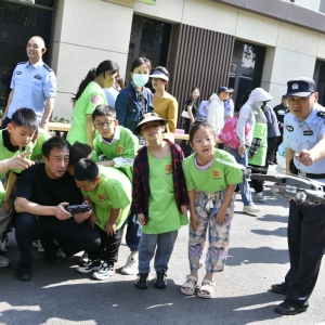 警宝探警营 “粽”情迎六一
