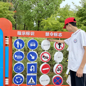 新蔡县交警携手明英学校开展“六一”文明交通主题研学活动