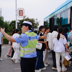 驻马店市新蔡县交警持续发力 为高考第二天筑牢安全屏障