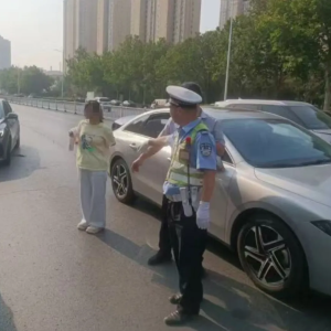 你自乘风破浪 交警为你护航！