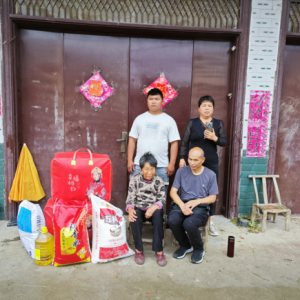 驻马店市正阳县：六旬盲人苗应成 冒雨慰问残疾人