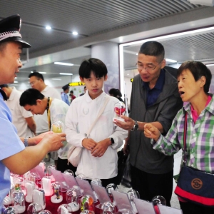 地铁空间成禁毒课堂！中原公安织密无毒平安网