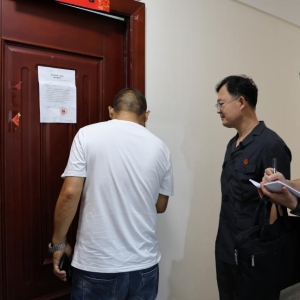 欠款60万元不履行 法院强制腾房