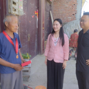 驻马店市正阳县新阮店乡：为老党员上门颁发“光荣在党50年”纪念章