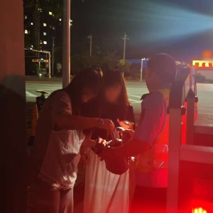 手提包遗失服务区  交警连夜寻回完璧归赵