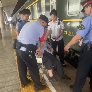 乘警暖心助力 让困难老人出行无忧