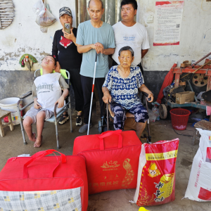 驻马店市正阳县：六旬盲人苗应成 爱心献给困难户