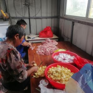 驻马店市新蔡县棠村镇：村委的“抗旱食堂”饭菜香