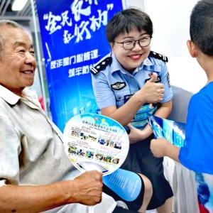 当38℃热浪遇上100℃的热情｜郑州金水公安反诈宣传走进地铁纳凉区