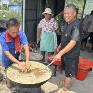 驻马店市新蔡县棠村镇：爱心接力“暖心饭”抗旱小食堂引来企业大关怀