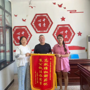 驻马店市正阳县劳动保障维权中心高效维权暖人心 员工赠锦旗致谢