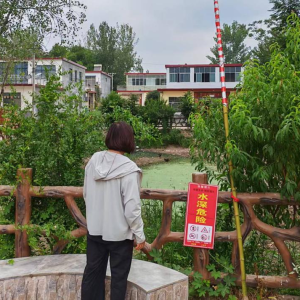 驻马店市新蔡县砖店镇设置救生竹竿筑牢防溺水安全防线