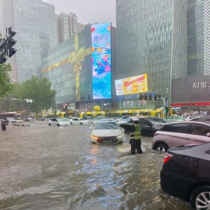 暴雨来袭  郑州交警全力保障道路安全畅通