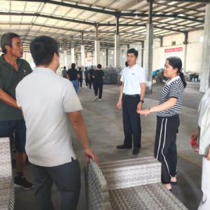 驻马店市正阳县真阳街道人大代表赴藤编企业调研