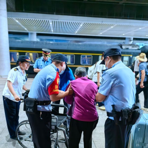 跨越半个世纪的圆梦之旅 八旬老兵赴疆圆梦 幸有乘警温情守护