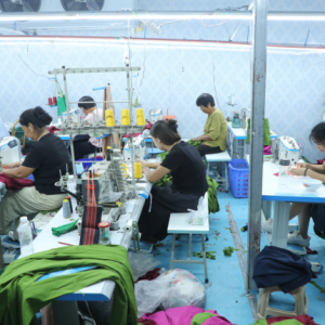 驻马店市正阳县油坊店乡：服装加工车间里的就业增收梦