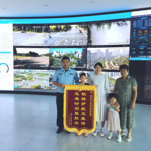 铁骑护航救百姓 赠送锦旗来感恩