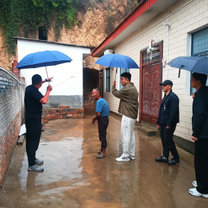 风雨同舟 心系人民——韩城镇人大代表积极开展强降雨期间危房危窑排查工作