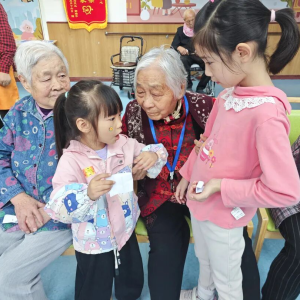 驻马店市正阳县：老人儿童互动 共庆祖国繁荣