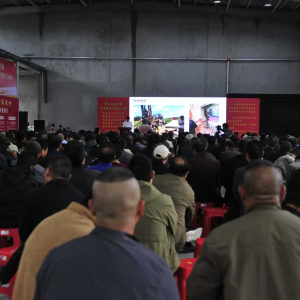 驻马店市正阳县雷寨镇400余名村民代表秋收前充电