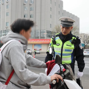 孟州公安：把“标杆”树立在交管第一线