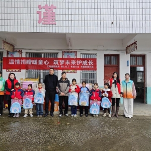 驻马店市正阳县德仁社工站爱心献给小学生