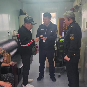 3小时追回违规车费   郑州交通执法高效守护老人就医路​​