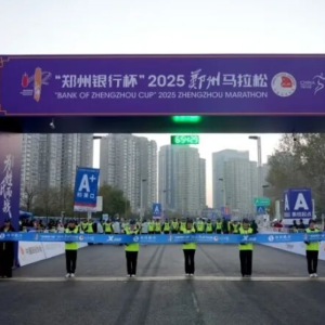 郑州交警全力护航郑州马拉松比赛顺利举行