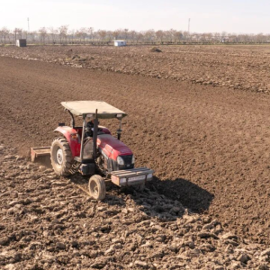 驻马店市正阳县：拧紧农机“安全阀”筑牢冬播防护网