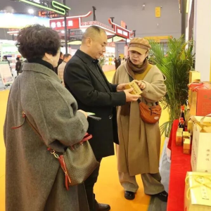 花生飘香引客来 正阳县展馆亮彩第27届农加会