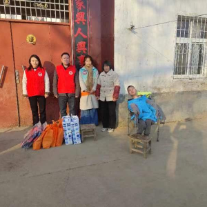 驻马店市正阳县社工献爱心 困难群众热泪流