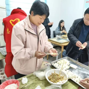 驻马店市新蔡县栎城镇开展干部职工包饺子活动