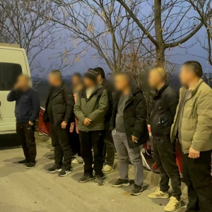 核载9人硬塞12人轻型客车被精准拦截 商丘交警严查“挤一挤”超员违法行为