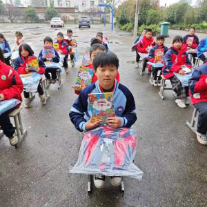 驻马店市正阳县：寒冬关怀暖童心