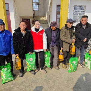 驻马店市正阳县：爱心人士献爱心 困难群众热泪流