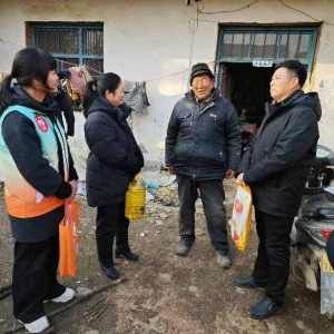 驻马店市正阳县社工真情慰问显担当