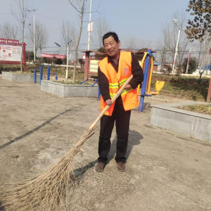 驻马店市正阳县：无手老人李有强 环卫路上显担当