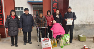 驻马店市正阳县“慈孝人”献爱心 低保户热泪流