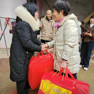 驻马店市正阳县：爱心团队献爱心 低保家庭热泪流