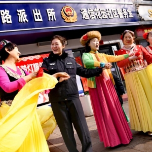 元宵佳节灯火明  平安守望万家暖 郑州金水公安：警民同乐“闹”元宵