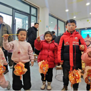 驻马店市正阳县：元宵花灯映邻里 温情暖意满社区